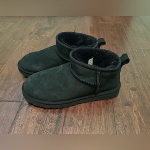 Black size 8 ultra mini uggs